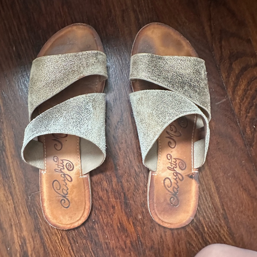 Naughty monkey women’s sandals in gold flake